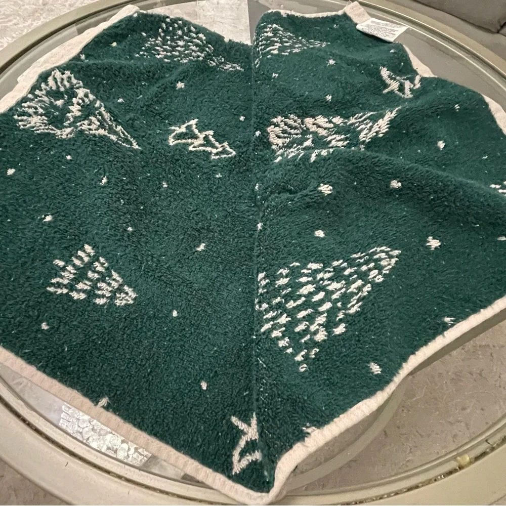 Christmas Tree Hand Towel 28”x15” Green and‎ Cream Cotton
